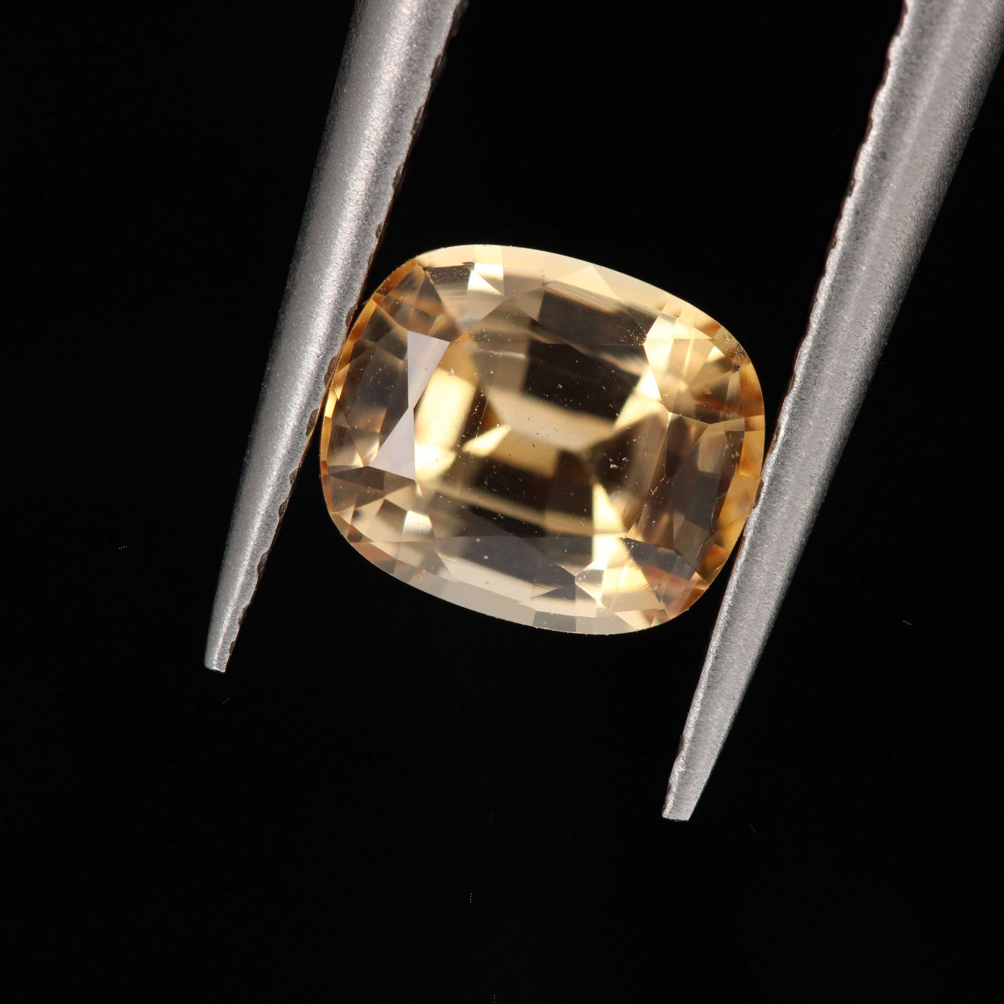 Natural Orange Sapphire 1.0 carat (6.50x5.44x3.48mm)